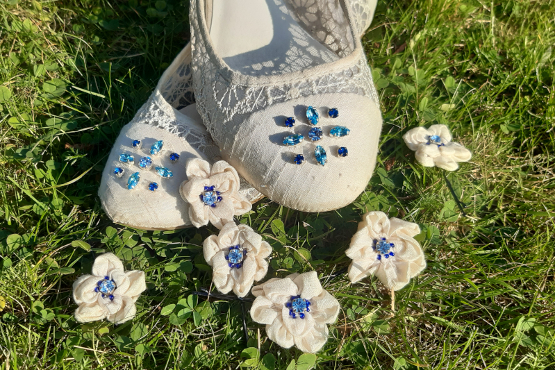 Bestickte Schuhe und Blüten für die Haare