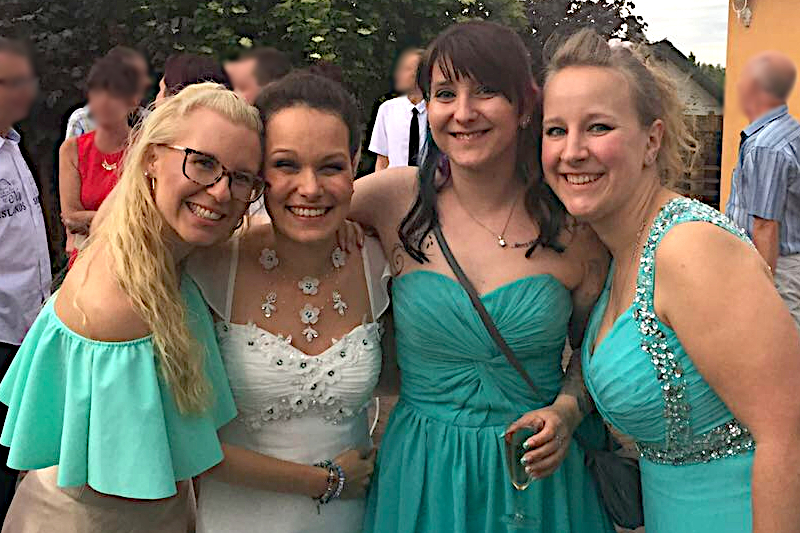 Brautkleid bestickt und Halskette