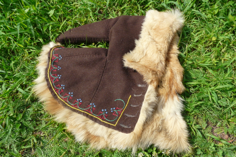 Gugel mit Fuchsfell und Stickerei