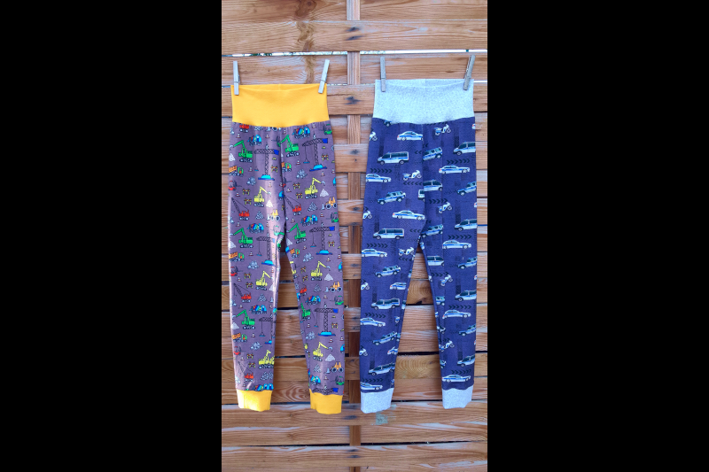 zwei einfache Jerseyleggins